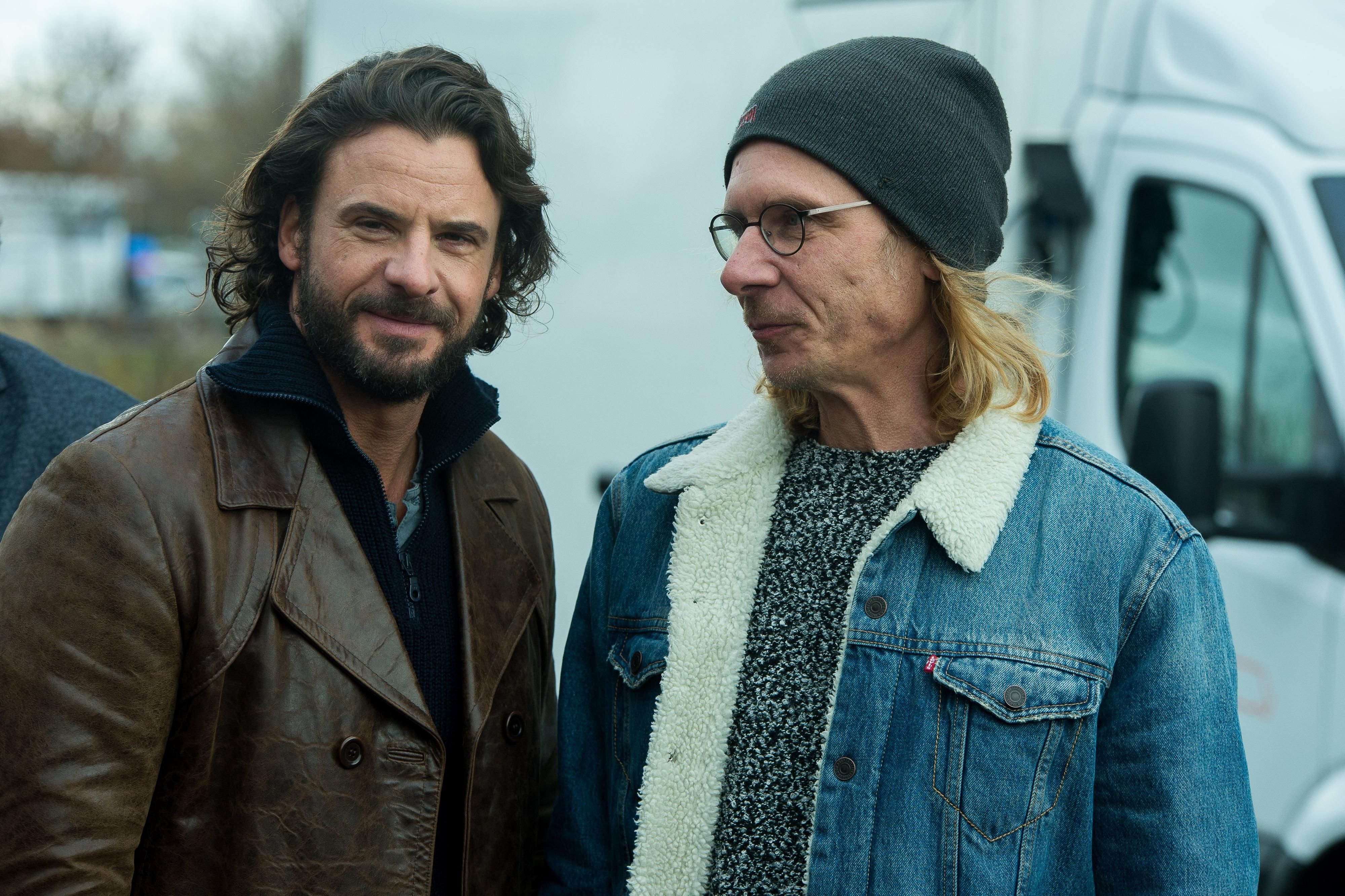 Zorn-Hauptdarsteller Stephan Luca und Drehbuchautor Stephan Ludwig am Filmset in Halle.
