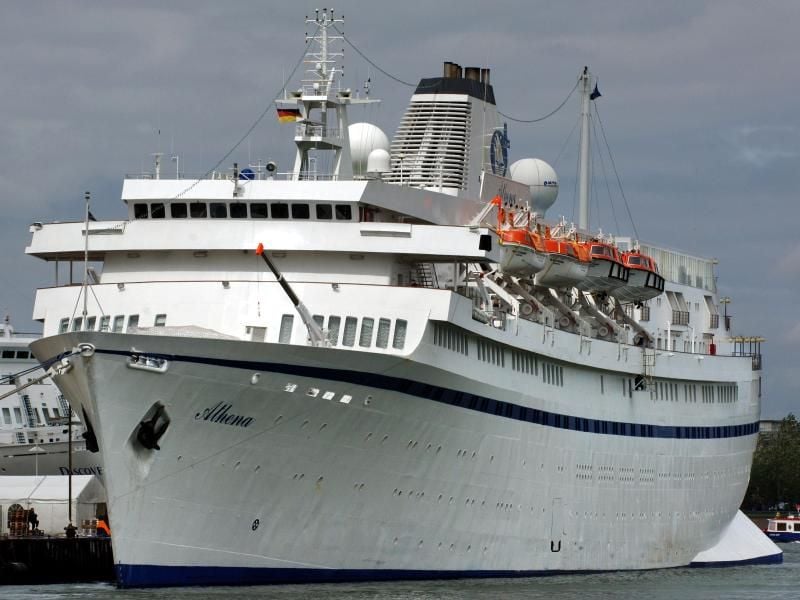 Das ehemalige DDR-Urlauberschiff „Völkerfreundschaft”, das und heute unter dem Namen MS Athena fährt. Foto: Bernd Wüstneck/dpa-Zentralbild/dpa