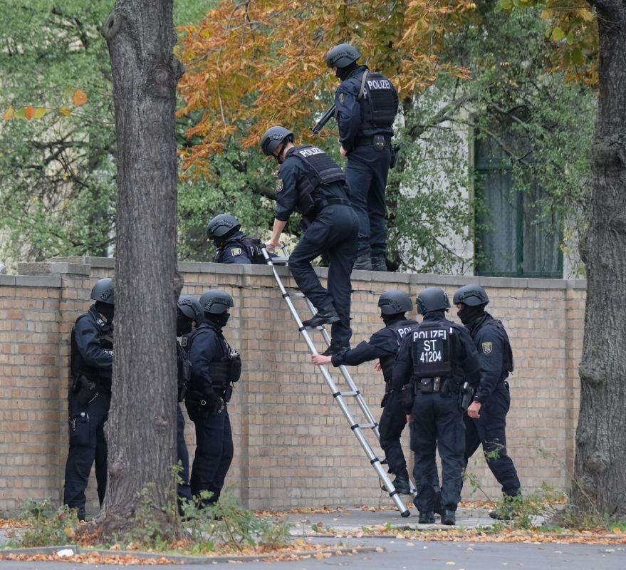 Polizisten sichern das Gelände des Anschlags in Halle.