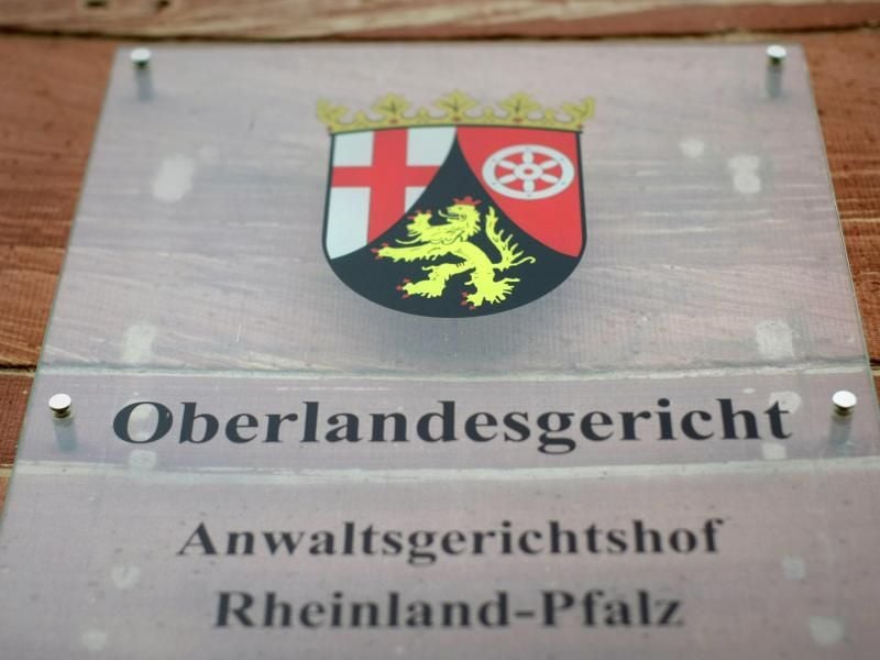 Wer seinen Anwalt während eines laufenden Prozesses wechselt, darf nicht auf Erstattung der Mehrkosten hoffen. Das hat kürzlich das Oberlandesgericht Koblenz entschieden. Foto: Fredrik von Erichsen/dpa