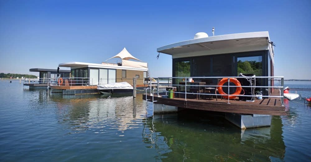 Im Goitzsche Resort liegen mittlerweile drei Hausboote. Zwischen ihnen ist Platz für Sportboote.