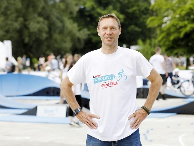 Kümmert sich bei der Deutschland-Tour um die Kids: Ex-Profi Jens Voigt. Foto: Daniel Löb/kinder+Sport mini tour/SIDELINES