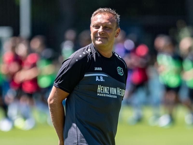 Trainer Andre Breitenreiter empfängt am Freitag mit Hannover 96 die stark favorisierten Dortmunder. Foto: Peter Steffen