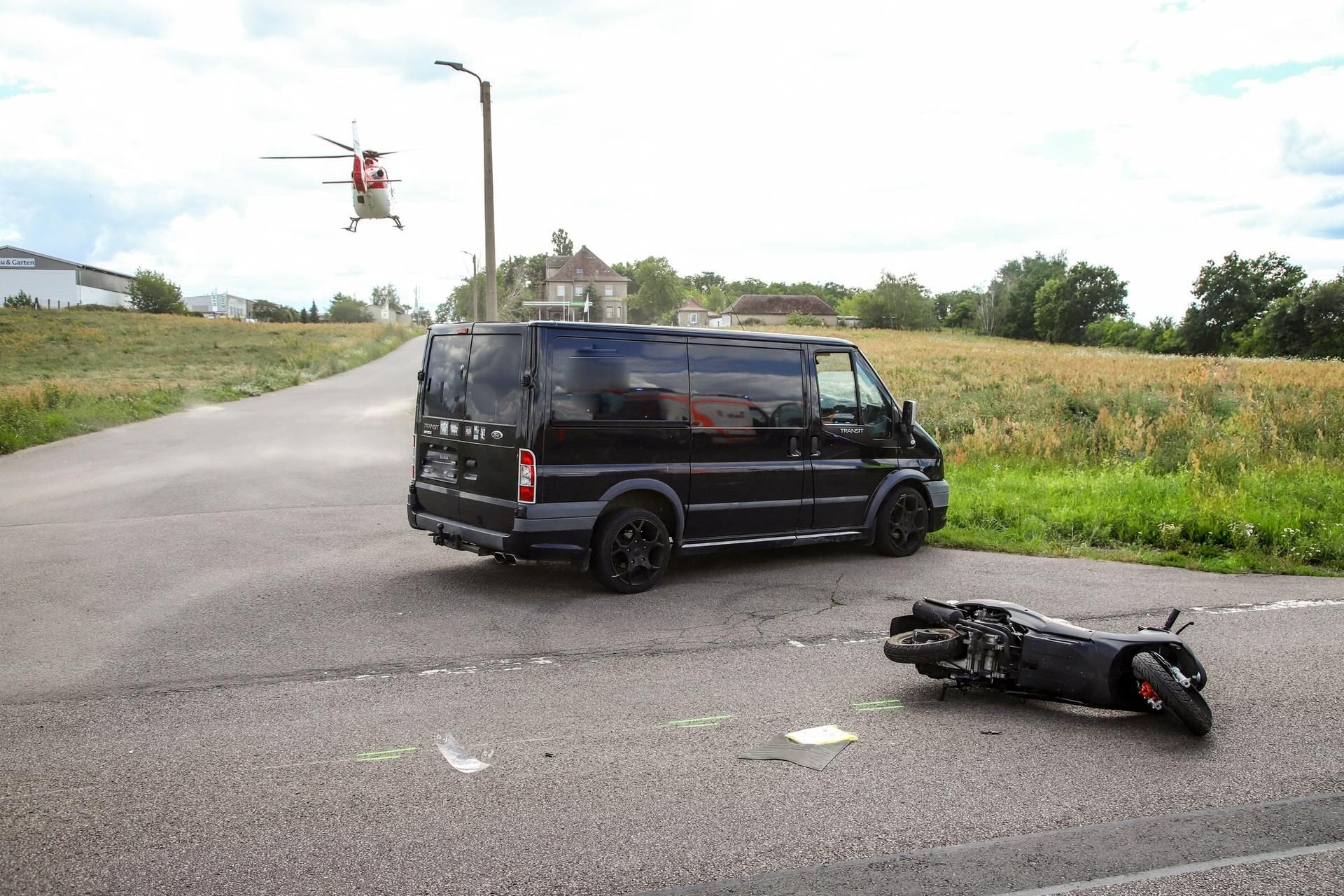 Ein Rollerfahrer wurde bei einem Unfall schwer verletzt.