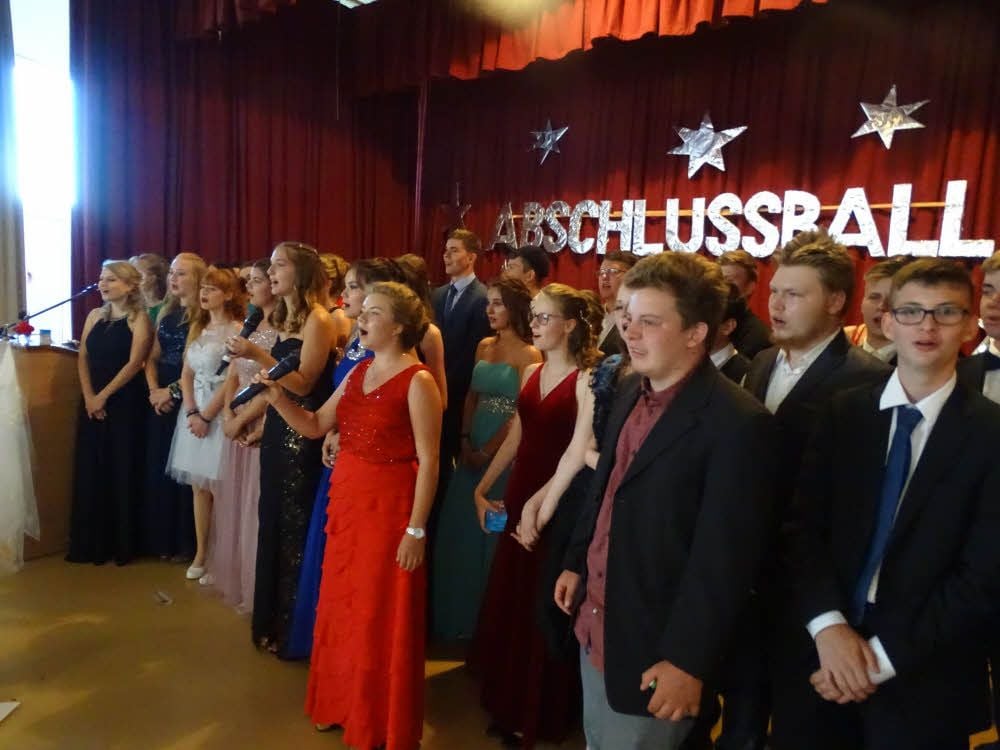 Das große Finale: die Absolventen des Jahrgangs 2019 der Sekundarschule Elster singen „ihr“ Lied.