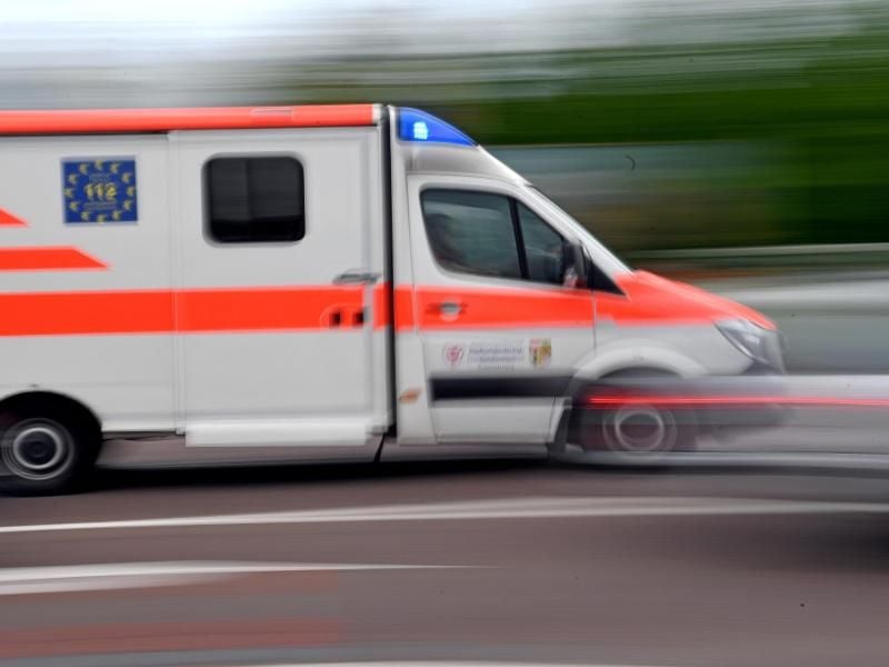 Ein Krankenwagen fährt mit Blaulicht über eine Straße. Foto: Hendrik Schmidt/ZB/dpa/Symbolbild