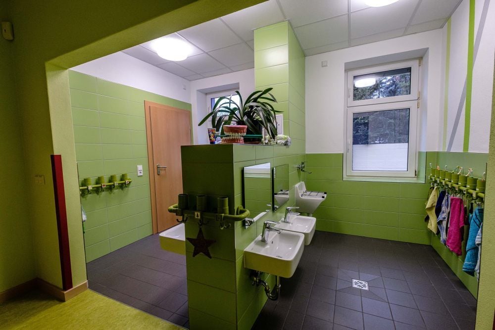 Auch in den sanierten Sanitäreinrichtungen setzt sich das Farbkonzept des Planers fort.