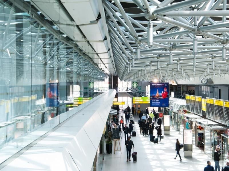 Hätte längst schließen müssen - zahlreiche Flugpassagiere gehen durch die Eingangshalle des Flughafens Berlin-Tegelin Berlin. Foto: Sophia Kembowski