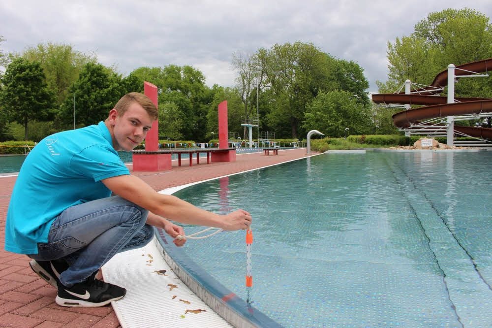 Der Praktikant Marc Jähnert ist Rettungsschwimmer und misst täglich die Wassertemperatur im Becken des Sommerbads. Ebenso erledigt er kleinere Reparaturen, die im Bad anfallen.