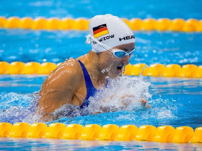 Die sehbehinderte Para-Schwimmerin Elena Krawzow schwamm Weltrekord über 50 Meter Brust. Foto: Jens Buettner/dpa-Zentralbild/dpa