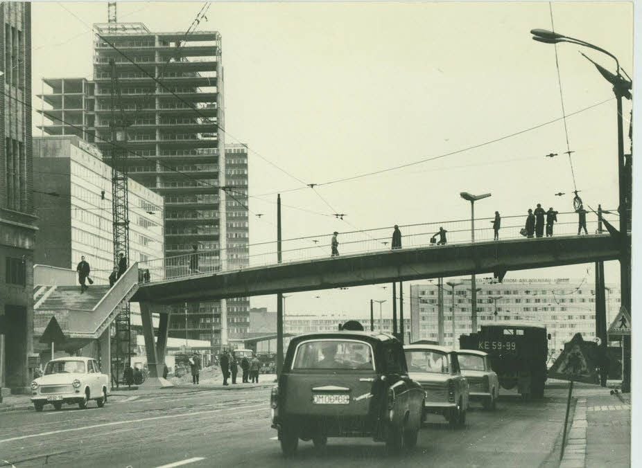Die Brücke in den 70er Jahren. Links die Punkthochhäuser
