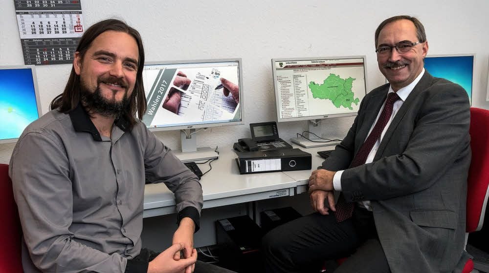 Michael Reichelt (r.), der Präsident des Statistischen Landesamtes Sachsen-Anhalt, und Tobias Krüger der zuständige Dezernatsleiter für Wahlen