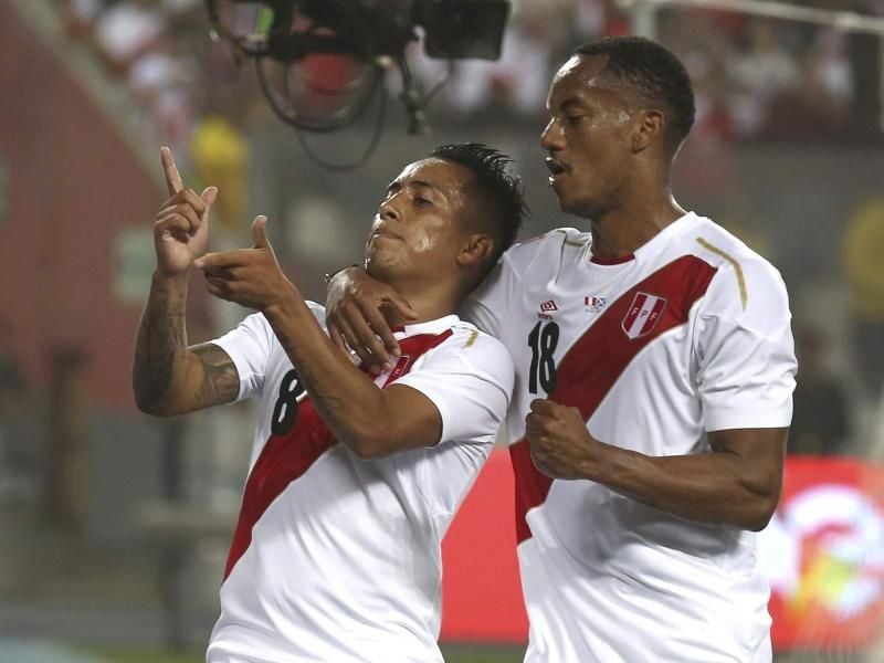 Die Peruaner Christian Cueva (l) und Andre Carrillo jubel über den Treffer zum 1:0. Foto: Martin Mejia/AP