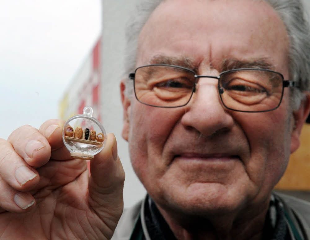 Lothar Lauterbach hat Buchstützen für das kleinste Buch der Welt geschnitzt.