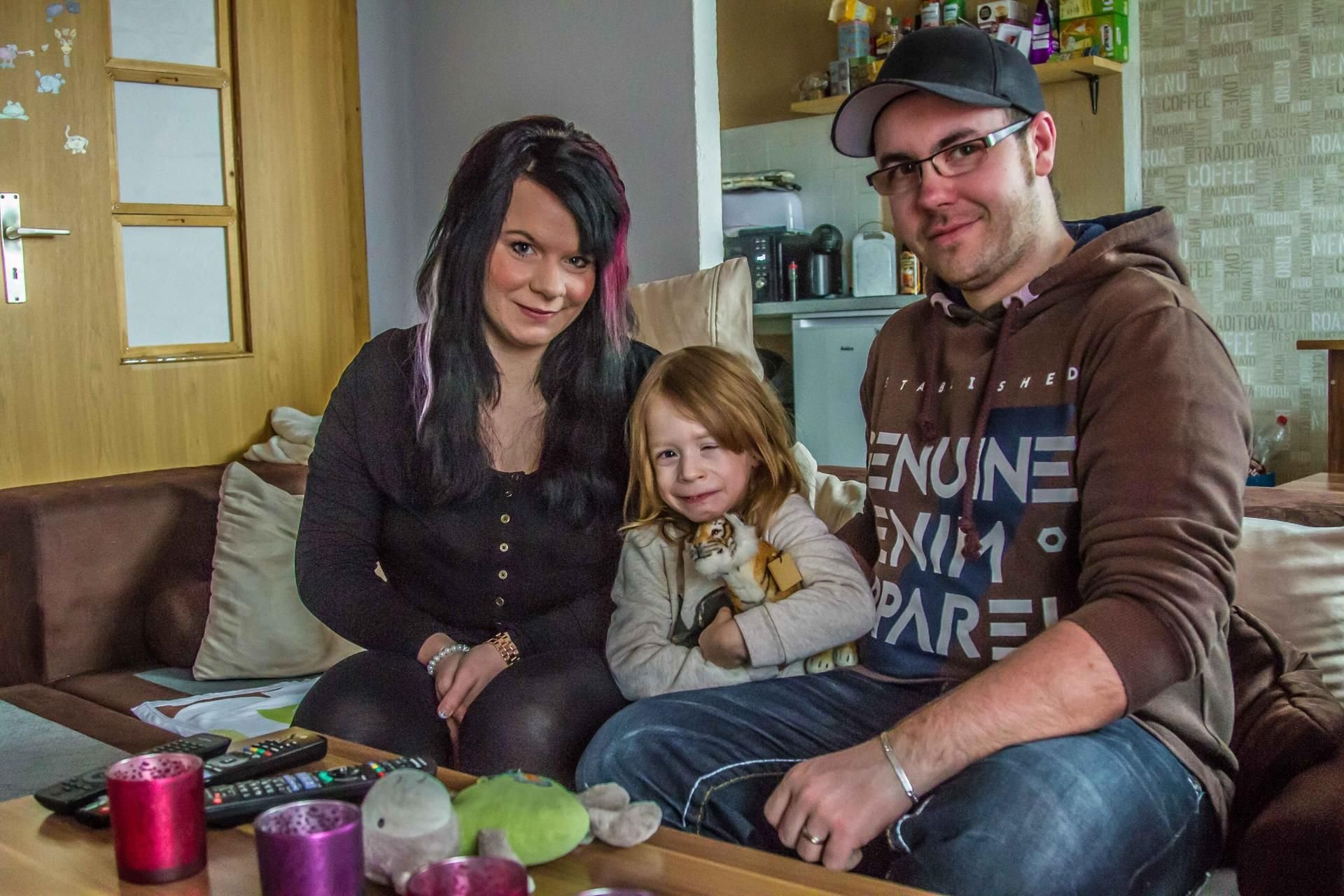 Eins wünschte sich Lilly-Melody vom Fotografen: Auf die Couch und dort mit auf das Foto sollten unbedingt Mama und Papa.