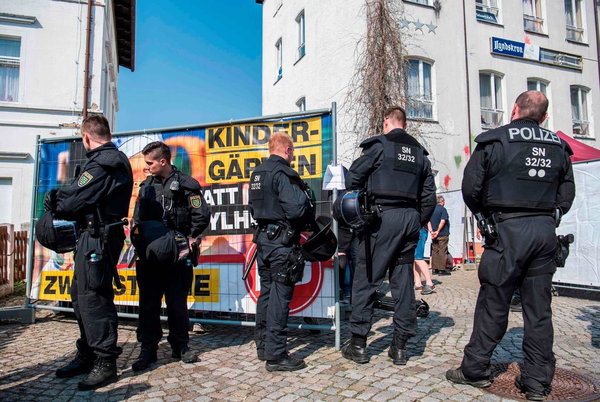 Polizisten hatten T-Shirts und Banner mit dem Aufdruck „Sicherheitsdienst Arische Bruderschaft“ aus dem Verkehr gezogen.