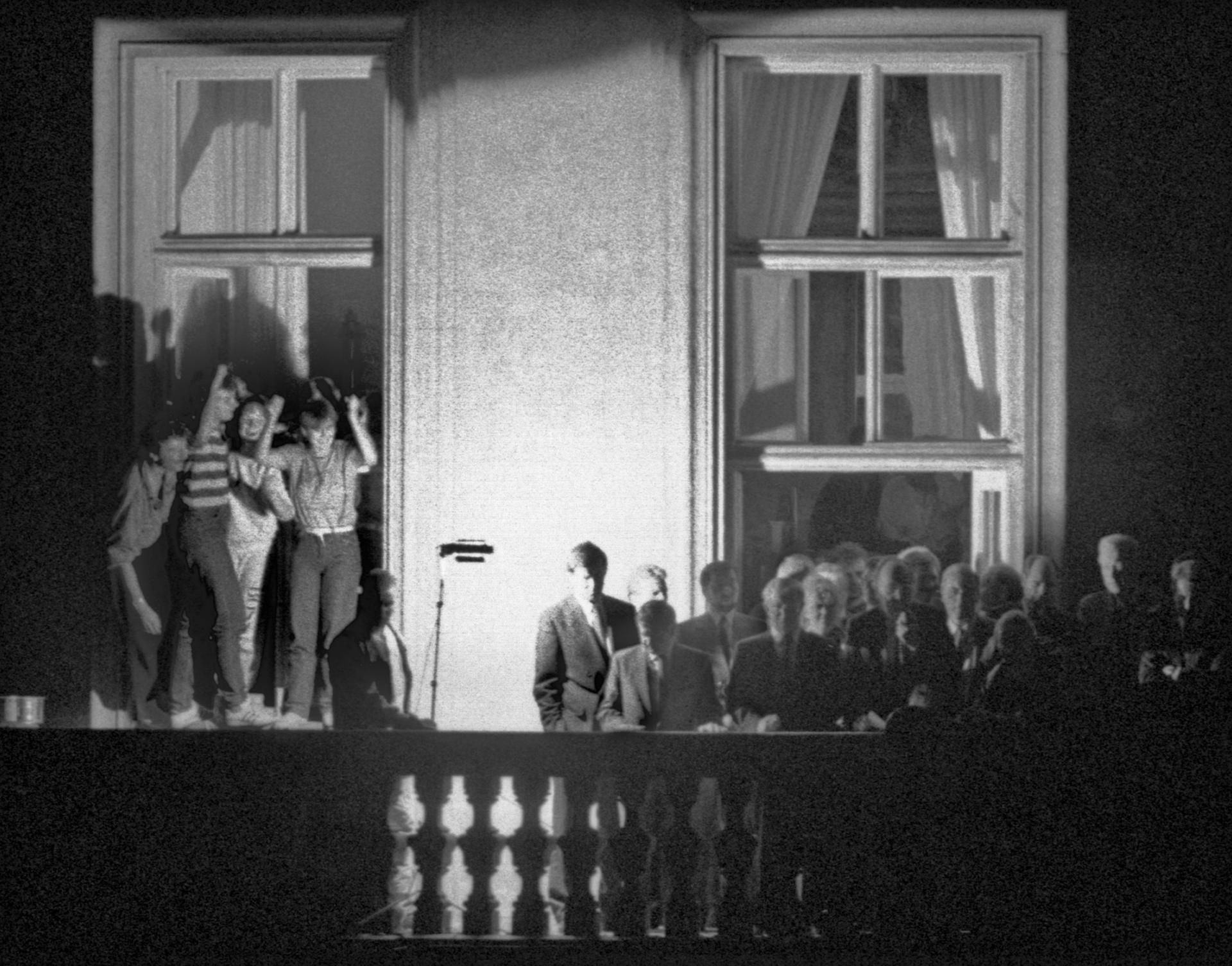 Der damalige Außenminister Hans-Dietrich Genscher am 30.09.1989 mit anderen Politikern auf dem Balkon der bundesdeutschen Botschaft in Prag.