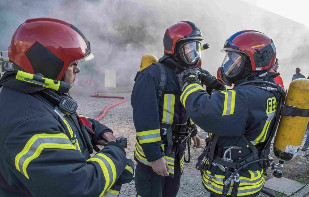 Bei der Jahreshauptversammlung der Ballenstedter Feuerwehr wurde die zum Teil mangelhafte Ausstattung der Einsatzkräfte beklagt. Das Foto zeigt Mitglieder der Feuerwehr bei einer Übung im vergangenen Jahr in Asmusstedt.