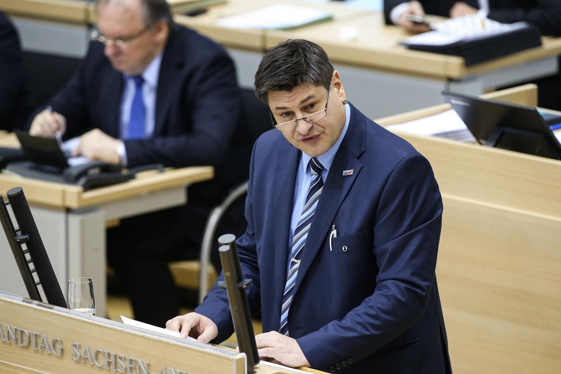 Mario Lehmann von der AfD steht am Rednerpult im Landtag von Sachsen Anhalt in Magdeburg.