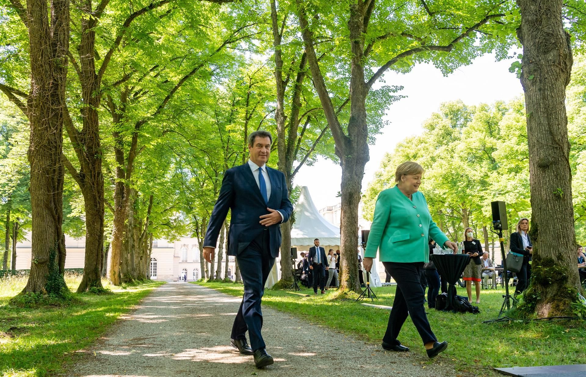Markus Söder und Angela Merkel auf dem Weg zu ihrer gemeinsamen Pressekonferenz.