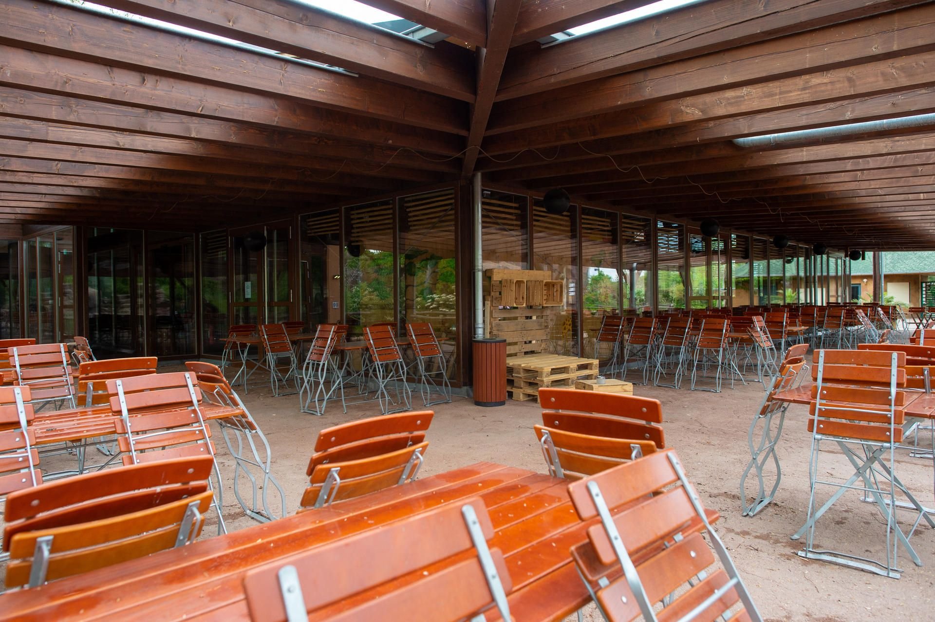 Stühle lehnen zusammengeklappt an den Tischen des Gastronomiebereichs des Zoos in Magdeburg.
