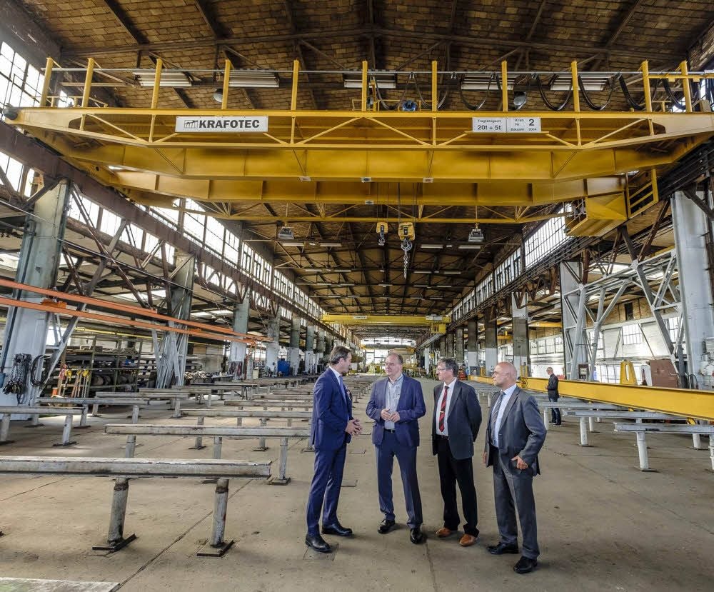 Ralf Teichmann, Reiner Haseloff, Dirk Pannier und Wittenbergs Bürgermeister Jochen Kirchner (von links) in der großen Halle bei Krafotec