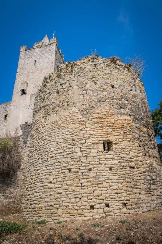 Auch an einem anderen Turm zeigt sich bereits ein dicker Riss.