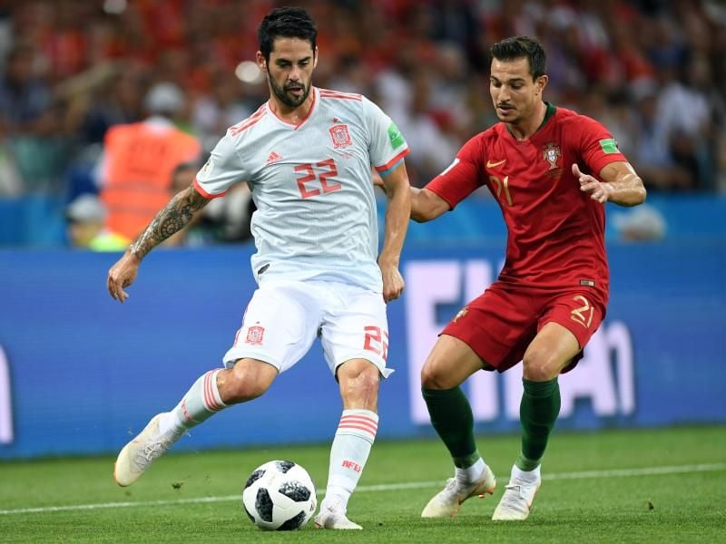 Spaniens Isco (l) und Portugals Cedric Soares kämpfen um den Ball. Foto: Marius Becker