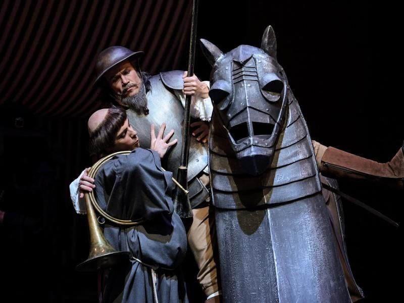 Carsten Jung als Don Quixote (oben) und Nicolas Gläsmann als Sancho Pansa. Foto: Axel Heimken/Archiv