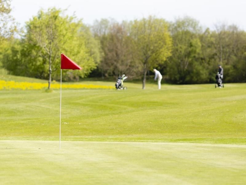 Der Deutsche Golf Verband geht bei den bevorstehenden Corona-Maßnahmen von einer Ausnahme für den Golfsport aus. Foto: Frank Molter/dpa