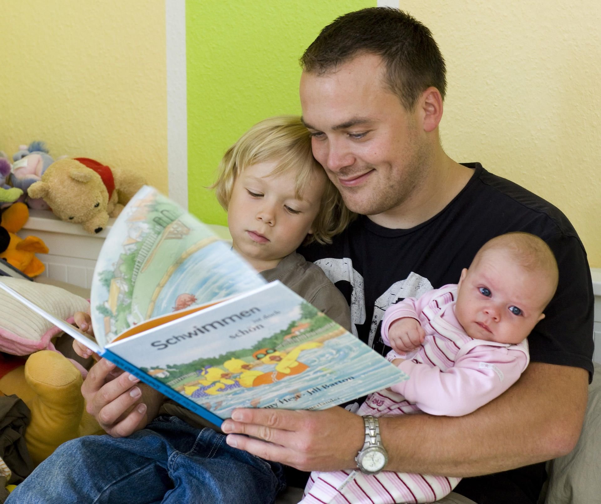 Väter in Elternzeit verbringen auch danach mehr Zeit mit ihren Kindern.
