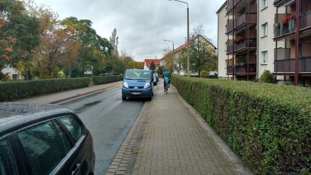 In der Bertolt-Brecht-Straße in Thale weicht ein Radfahrer auf den Gehweg aus.