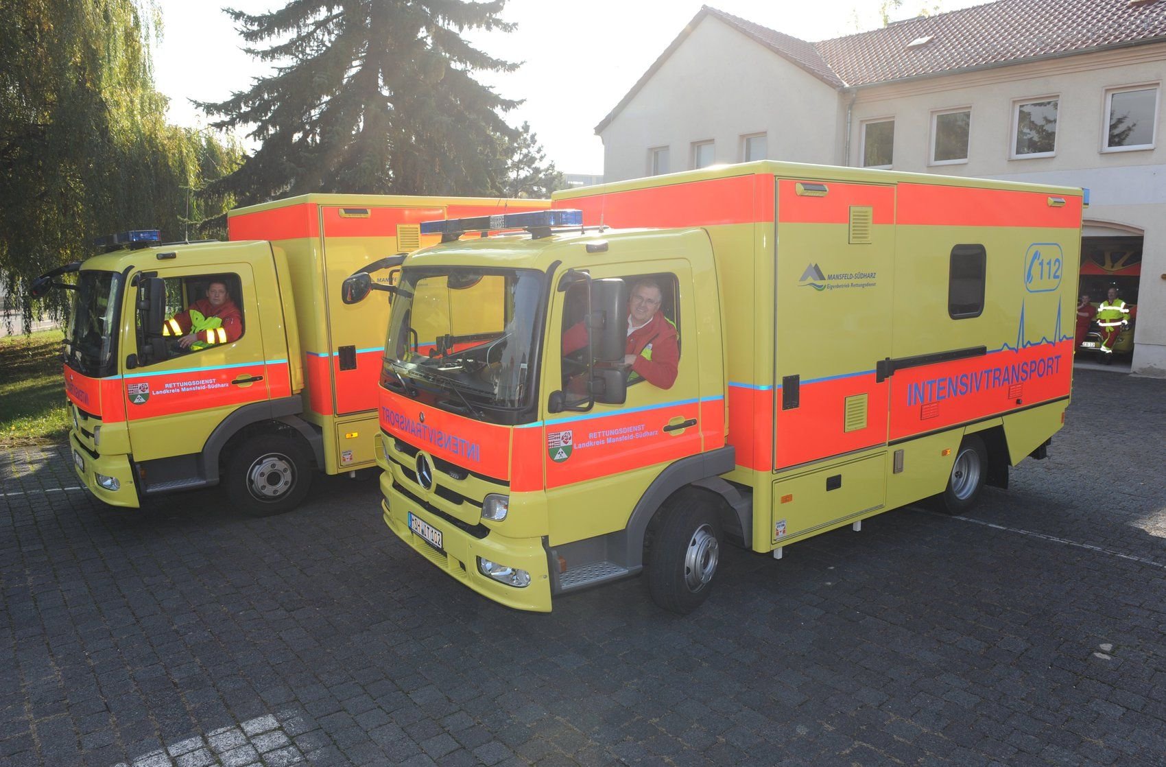 Ein so genannter Intensivtransportwagen ist in der Regel mit einem speziell ausgebildeten Arzt und zwei Rettungsassistenten besetzt.