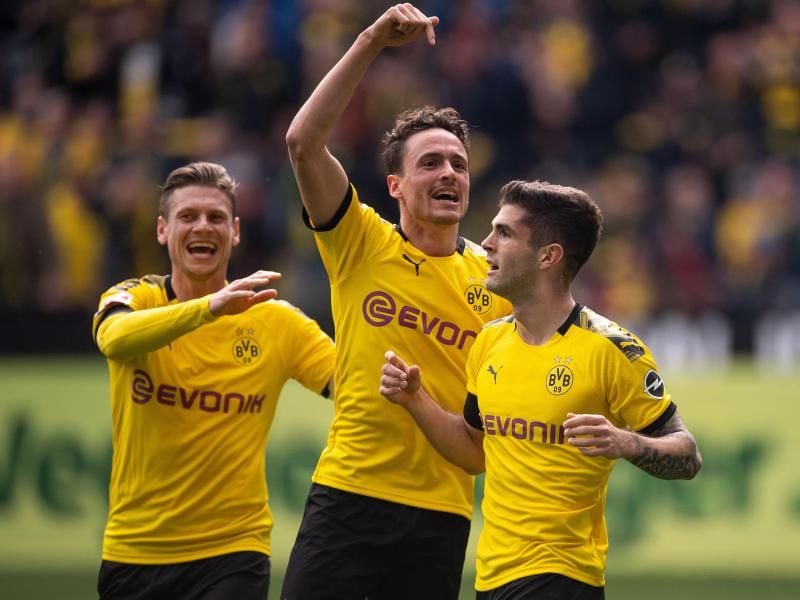 Die Dortmunder Spieler feiern das 1:0 gegen Fortuna Düsseldorf. Foto: Marius Becker