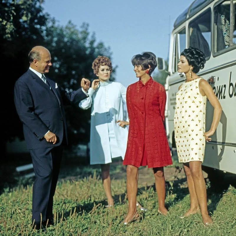 Stets im Maßanzug: Heinz Bormann mit Models vor dem firmeneigenen Robur-Bus.