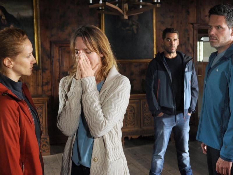 Marisa (Milena Dreissig) und Martin Born (Tim Bergmann, r) fürchten um das Leben ihrer entführten Tochter. Commissario Sonja (Chiara Schoras, l) und „Capo” Matteo Zanchetti (Tobias Oertel) übernehmen die Ermittlungen. Foto: ARD Degeto/Hans-Joachim Pfeiffer