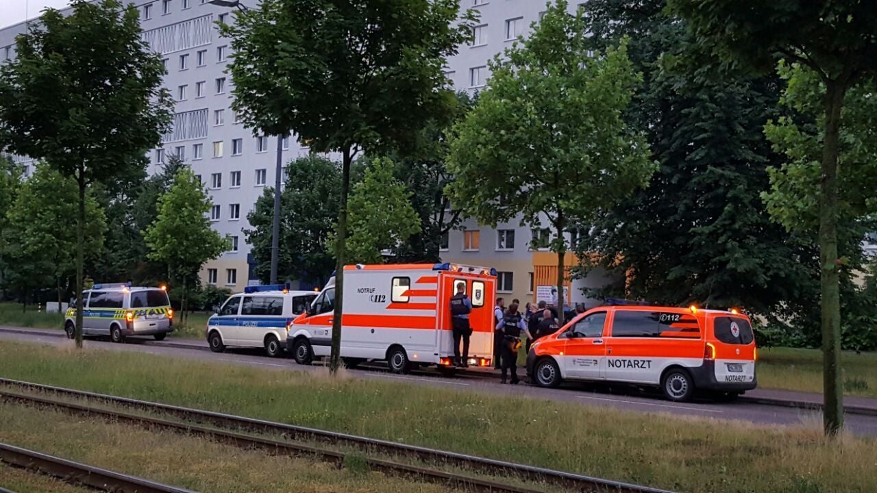 Mehrere Einsatzwagen von Polizei und Rettungsdienst waren am Donnerstag in Halle-Neustadt im Einsatz.