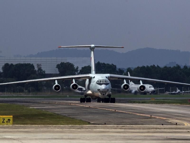 Transportmaschine vom Typ Iljuschin IL-76. Ein Flugzeug diesen Typs soll in der algerischen Provinz Blida mit rund 200 Armeeangehörige an Board abgestürzt sein. Foto: Azhar Rahim/Symbol