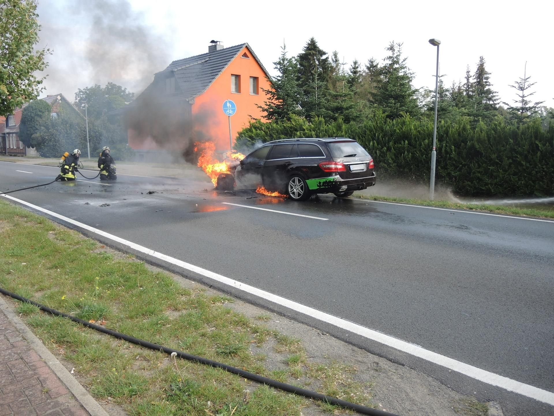 Auf der B190 hat ein Pkw wärend der Fahrt Feuer gefangen.