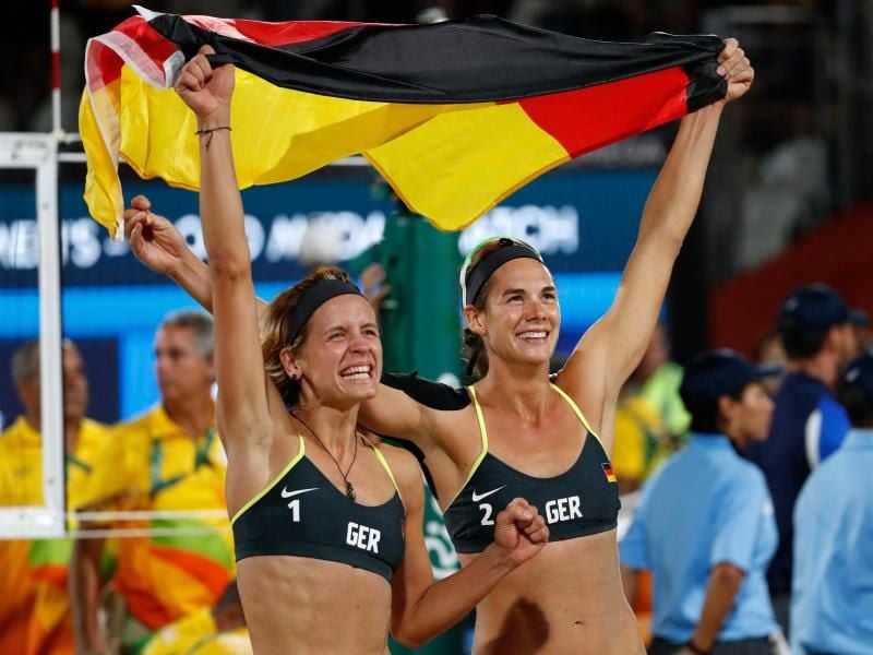 Laura Ludwig of Germany (L) und Kira Walkenhorst jubeln. Foto: Orlando Barria/Archiv