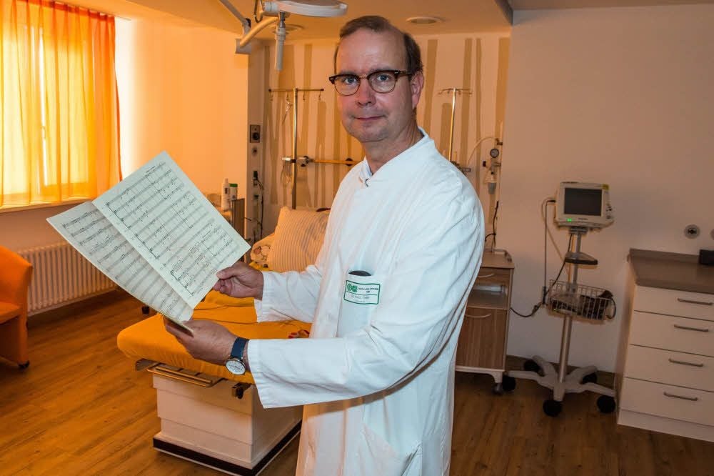Mediziner und Musiker: Der Leitende Oberarzt Volker Thäle hält die Noten für das Universitätskonzert in den Händen.