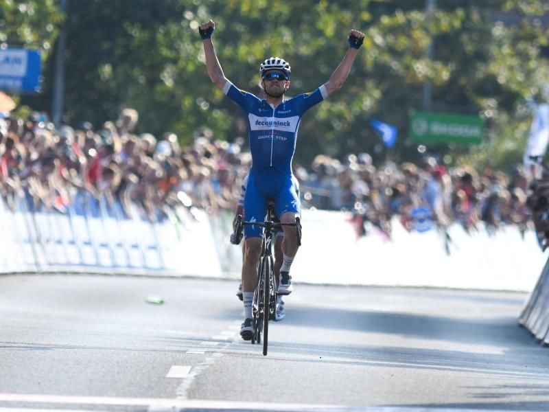 Der Däne Kasper Asgreen vom Team Deceuninck-Quickstep bejubelt seinen Etappensieg. Foto: Bernd Thissen