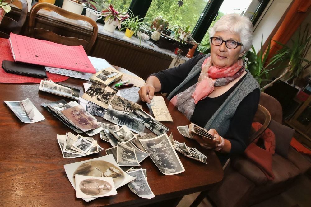 Wie einen Schatz hütet Helma Helmbold die Fotografien und Dokumente, die die Familie auch in Kriegszeiten bewahrt hat.