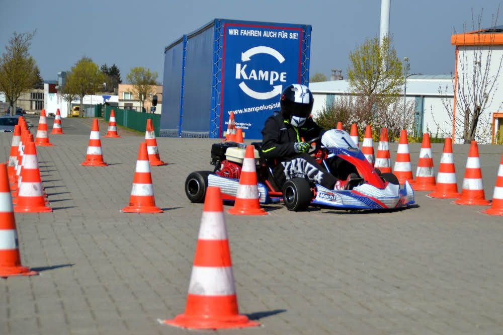 Beim Kartslalom braucht es eine gute Hand-Auge-Koordination, um fehlerfrei durch den Parcours zu kommen.