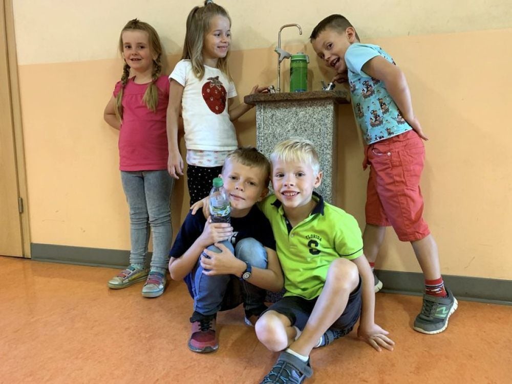 Statt süßer Getränke: An der Grundschule Pfeilergraben in Aschersleben gibt es jetzt einen Trinkbrunnen.