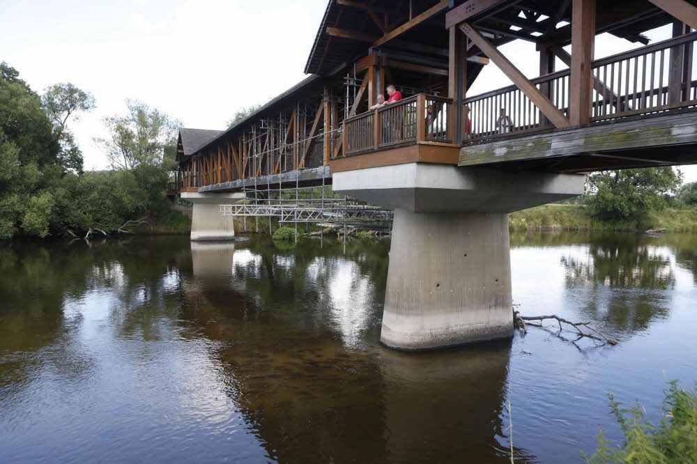 Von der Jagdbrücke über der Mulde füttern Spaziergänge die Fische mit Brotkrumen.