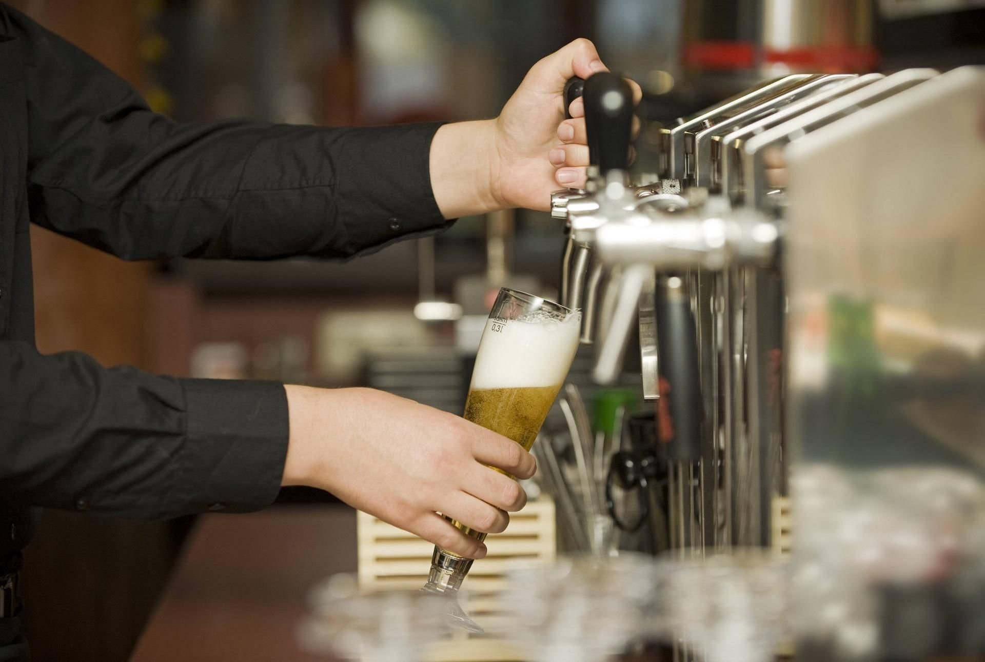 Bier läuft aus einer Zapfanlage