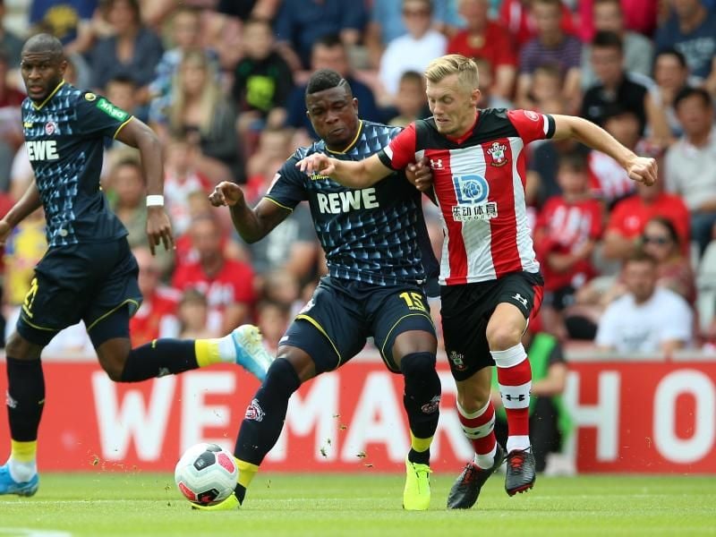Kölns Jhon Cordoba (M) versucht den Ball vor Southamptons James Ward-Prowse (r) abzuschirmen. Foto: Nigel French/PA Wire