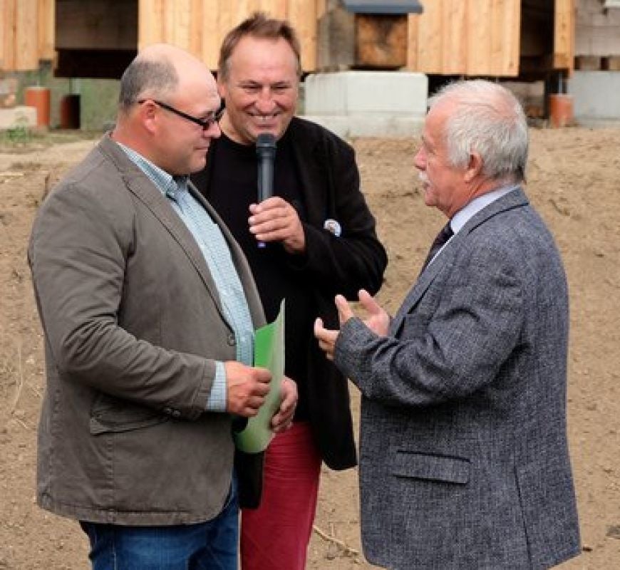 Christian Kainz (links) wird als Vereinsmitglied aufgenommen.