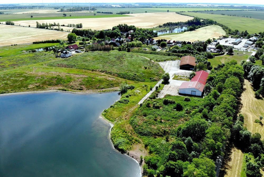 Ein Blick aus der Vogelperspektive auf die idyllisch wirkende ehemalige Deponie in Gerlebogk und die beiden Lagerhallen.